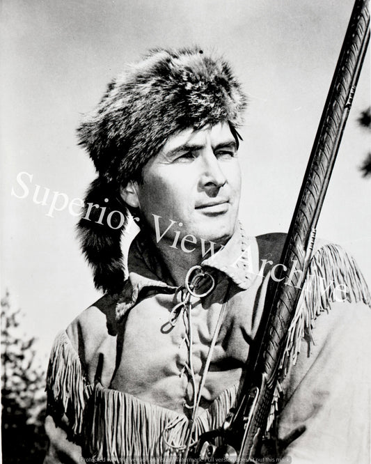Davy Crockett TV Show Fess Parker In Coonskin Cap Musket Deer Skin Coat