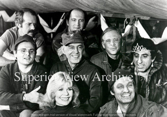 The Cast Of Mash Group Shot Mash Klinger In A Tierra Radar Hawkeye Potter